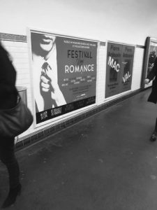 Photo de l'affiche du festival New Romance dans le métro parisien